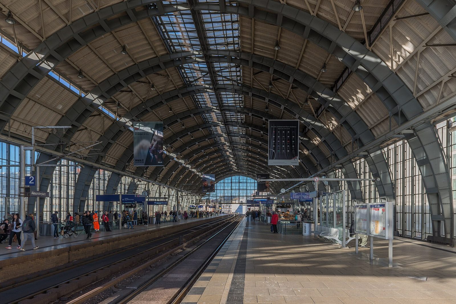 Perronghallen på Bahnhof Alexanderplatz med buet glasstak og S-Bahn ved plattformen