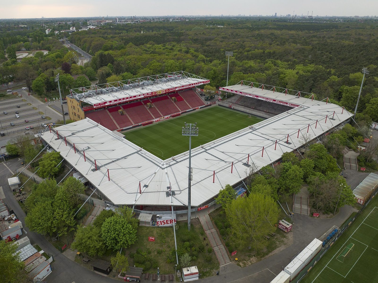 Stadion An der Alten Försterei omkranset av skog, med ståplasstribunene rundt banen