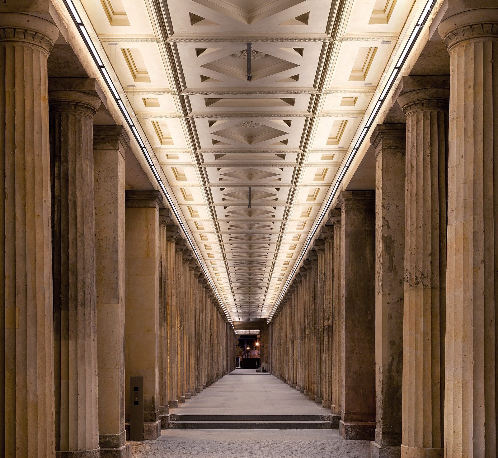 Den opplyste søylegangen langs Alte Nationalgalerie, tom for mennesker