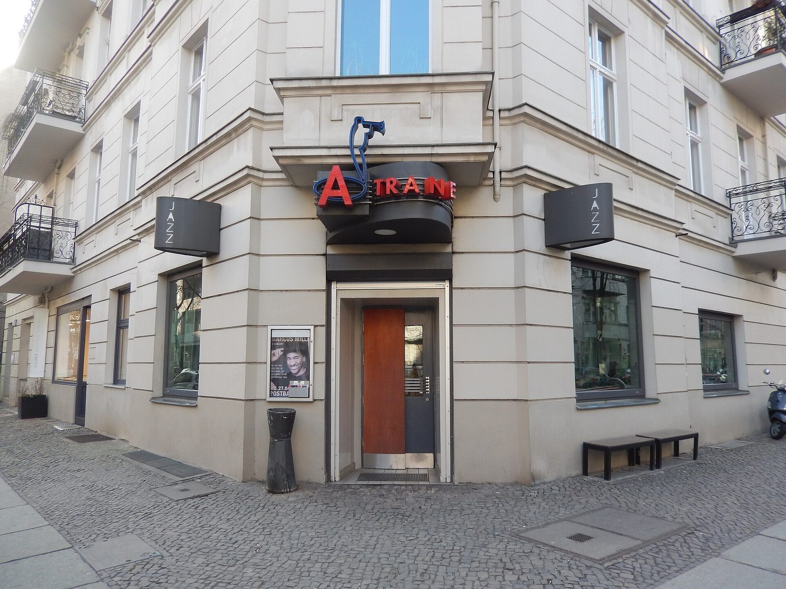 Inngangen til jazzklubben A-Trane i Charlottenburg med neonskilt og JAZZ-skilt