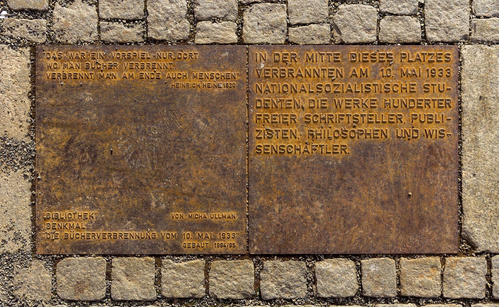 Minnetavlene i brosteinen på Bebelplatz med Heinrich Heines advarsel om bokbål fra 1820