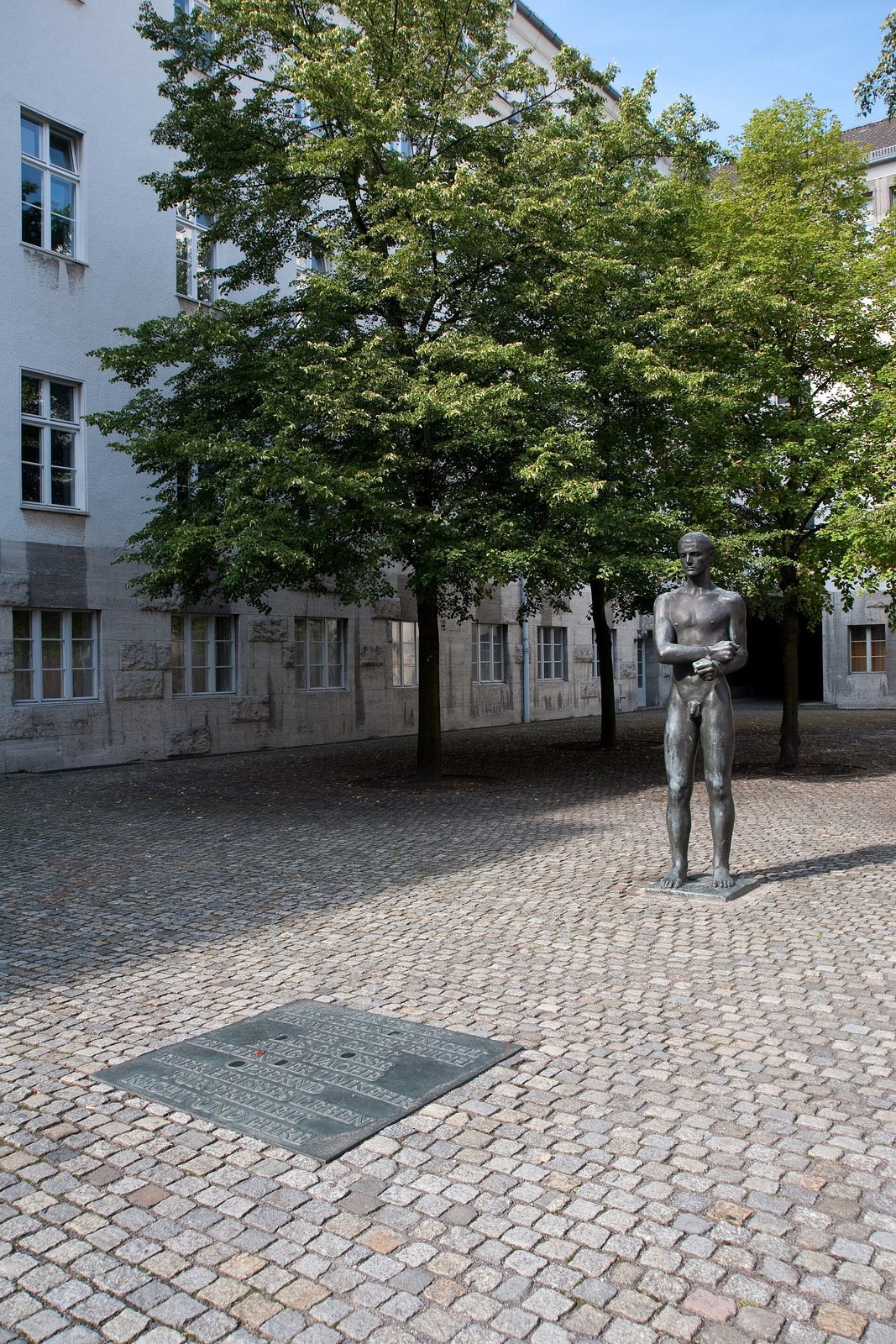 Richard Scheibes bronsefigur av en bundet ung mann i Bendlerblock-gården, minnesmerket for motstandsfolkene