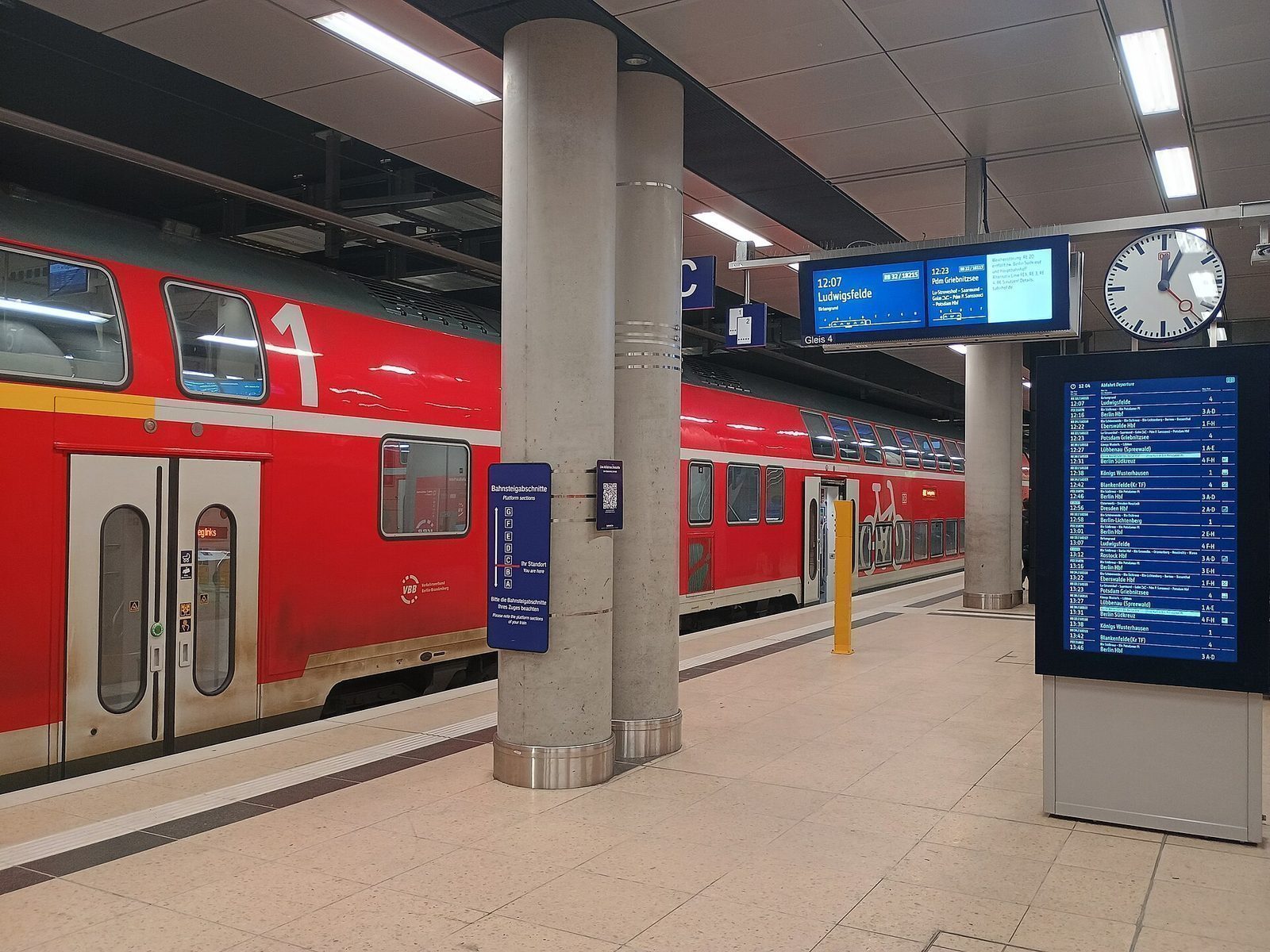Perrongen på togstasjonen under BER-terminalen, med regionaltog og avgangstavle
