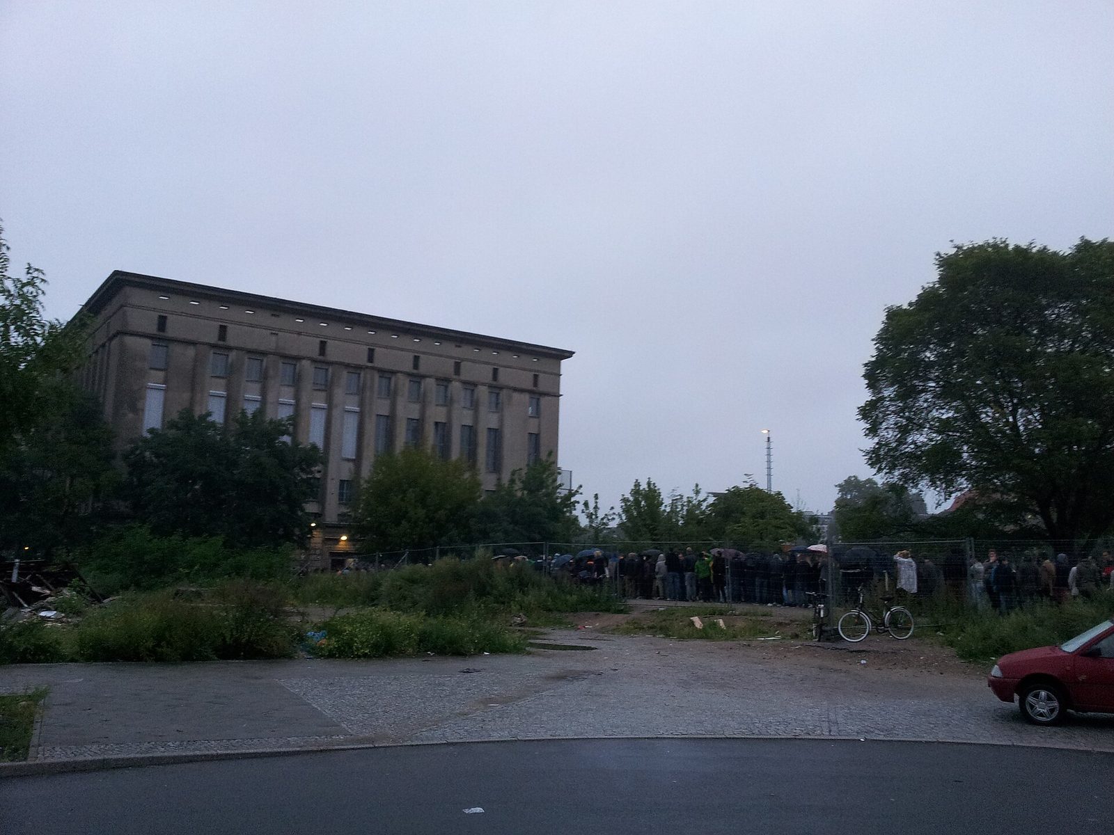 Køen langs gjerdet utenfor Berghain tidlig på morgenen