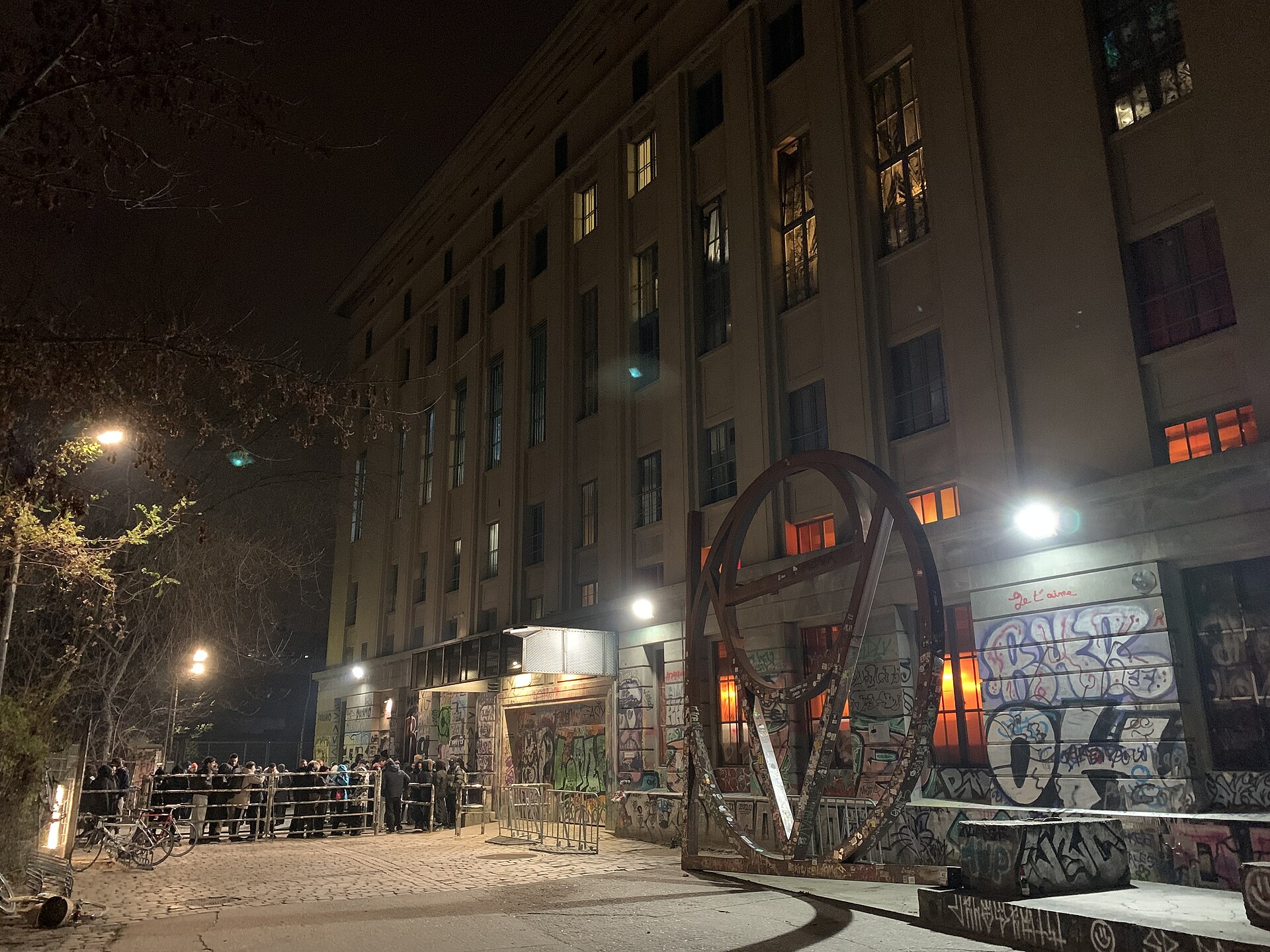 Berghain om natten, den mørke kraftverksbygningen med opplyste vinduer