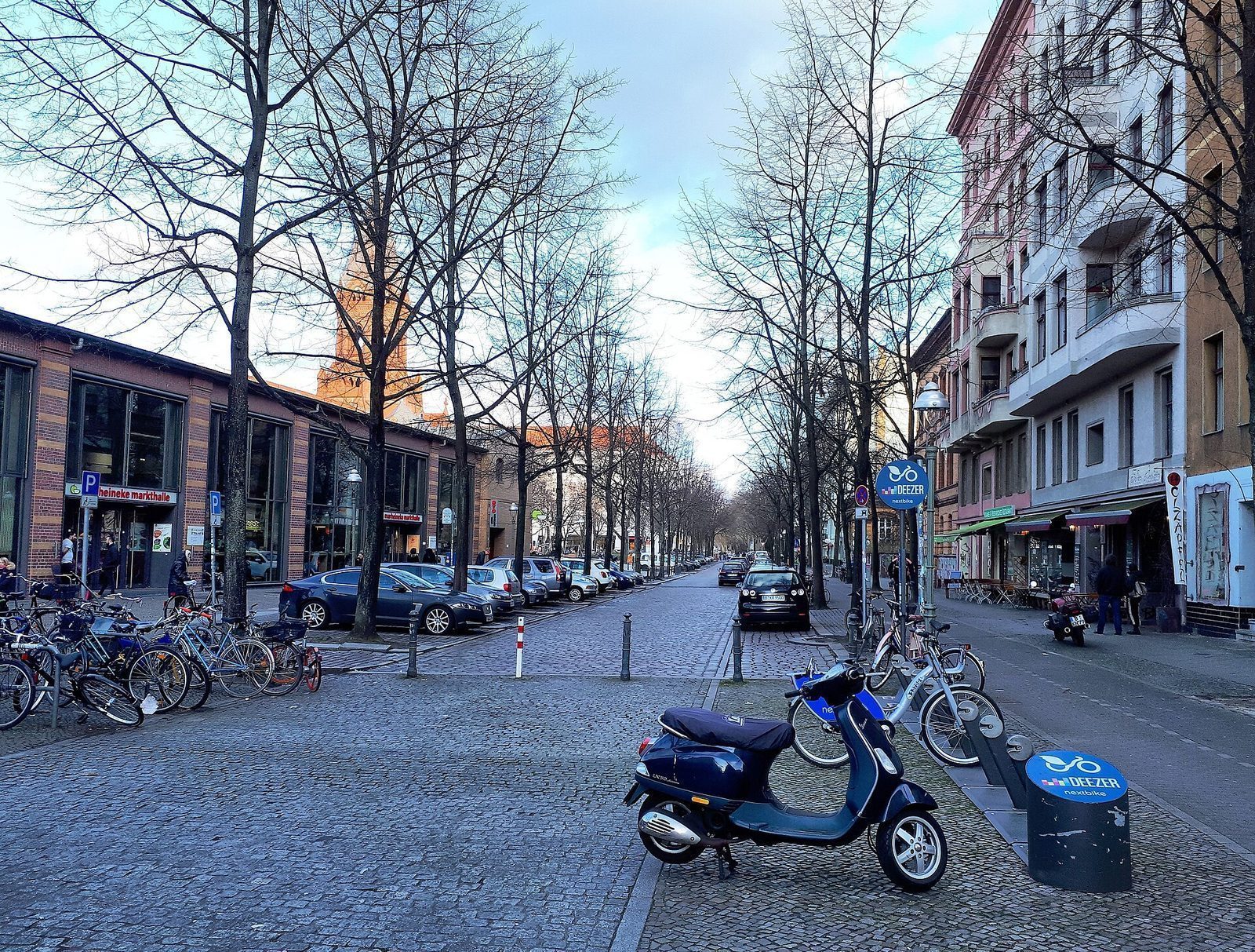 Bergmannstrasse i Kreuzberg med Marheineke Markthalle og butikkfasadene langs gata
