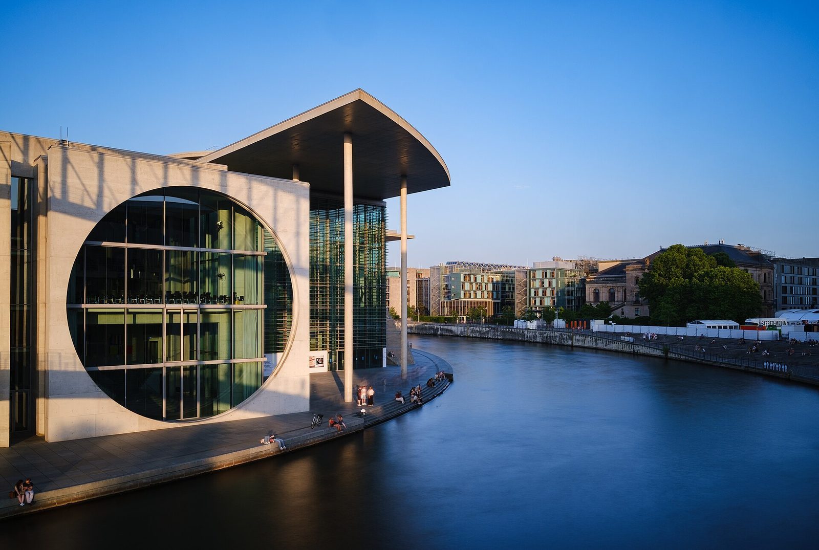 Marie-Elisabeth-Lüders-Haus ved Spree i varmt kveldslys under klar blå sommerhimmel