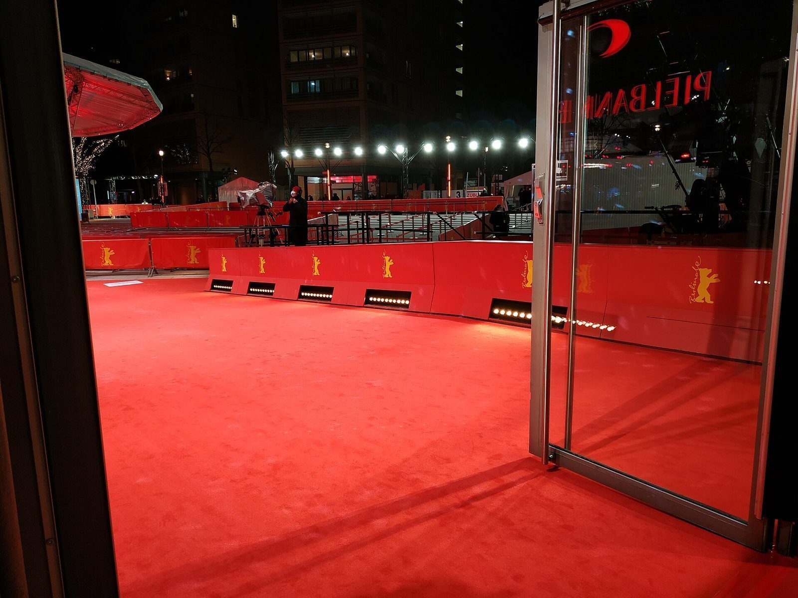 Den røde løperen utenfor Berlinale-Palast om kvelden, tom før forestillingen