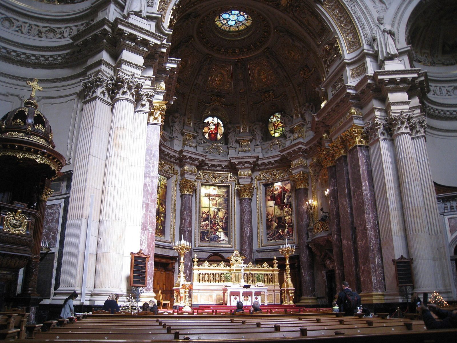 Kirkerommet i Berliner Dom med alteret og den dekorerte kuppelen over