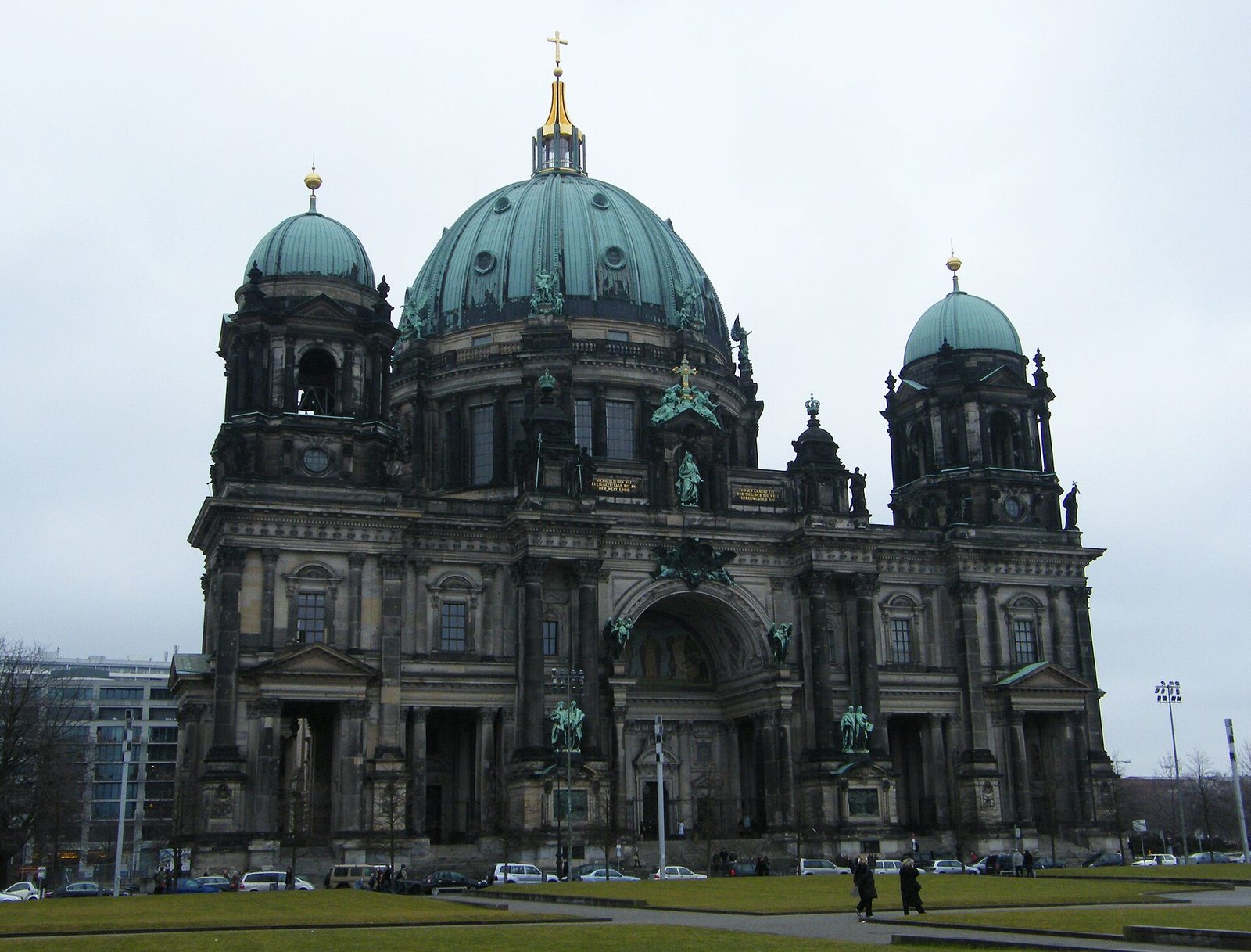 Berliner Dom med de grønne kobberkuplene sett fra Lustgarten