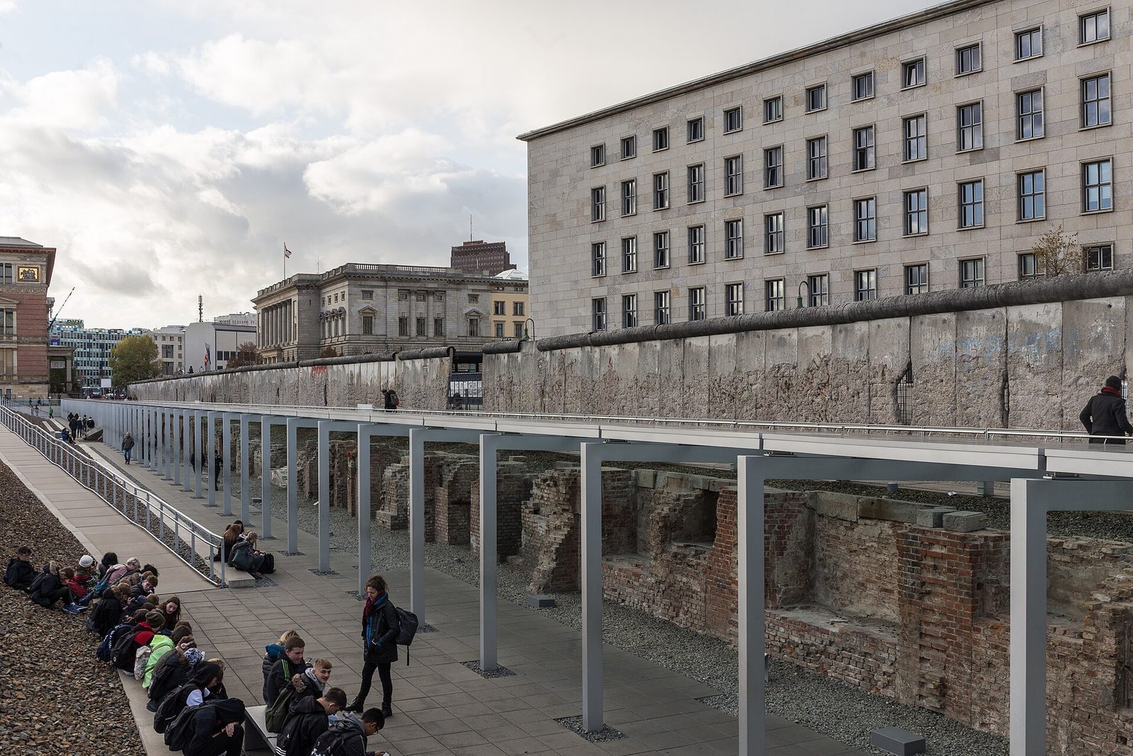 Den bevarte murstrekningen i Niederkirchnerstrasse, med armeringsjernet blottlagt i betongen