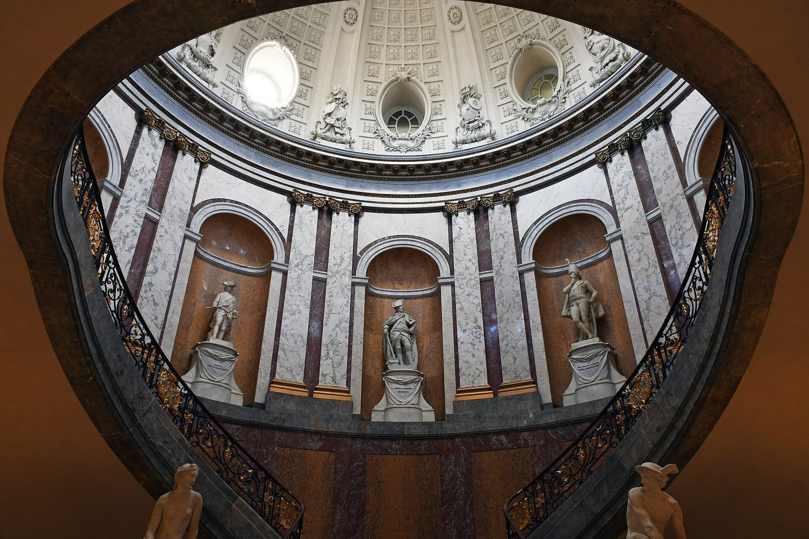Den store kuppelhallen i Bode-Museum med rytterstatuen og den doble trappa