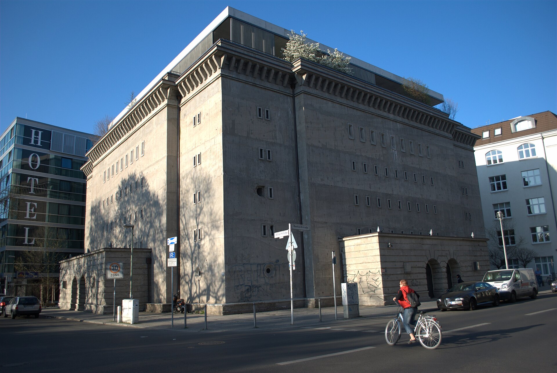 Boros-bunkeren i Mitte, den massive betongklossen fra 1942 sett fra gata