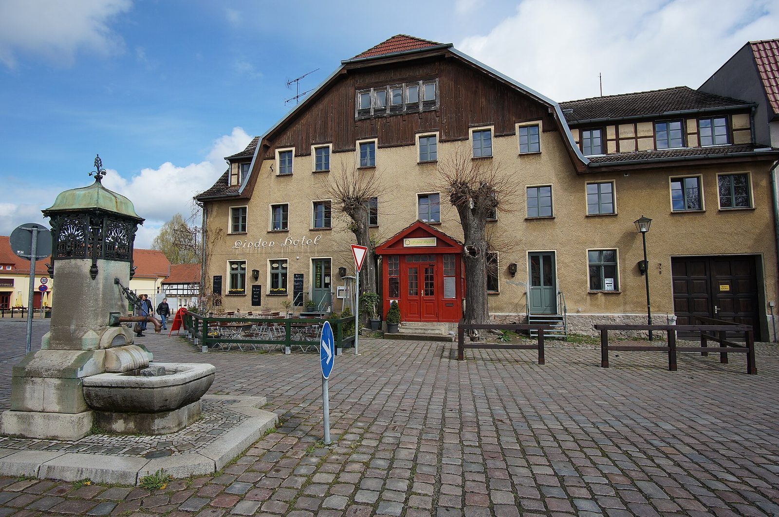 Torget i kurbyen Buckow med den smijernsprydede markedsfontenen og gjestgiveriet bak
