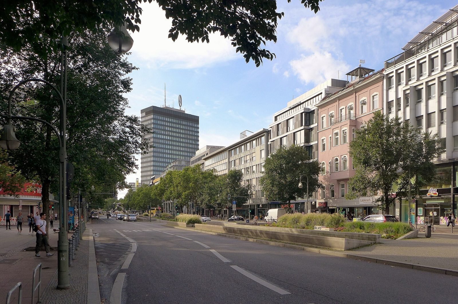 Tauentzienstrasse med butikkfasader og Europa-Centers Mercedes-stjerne i bakgrunnen