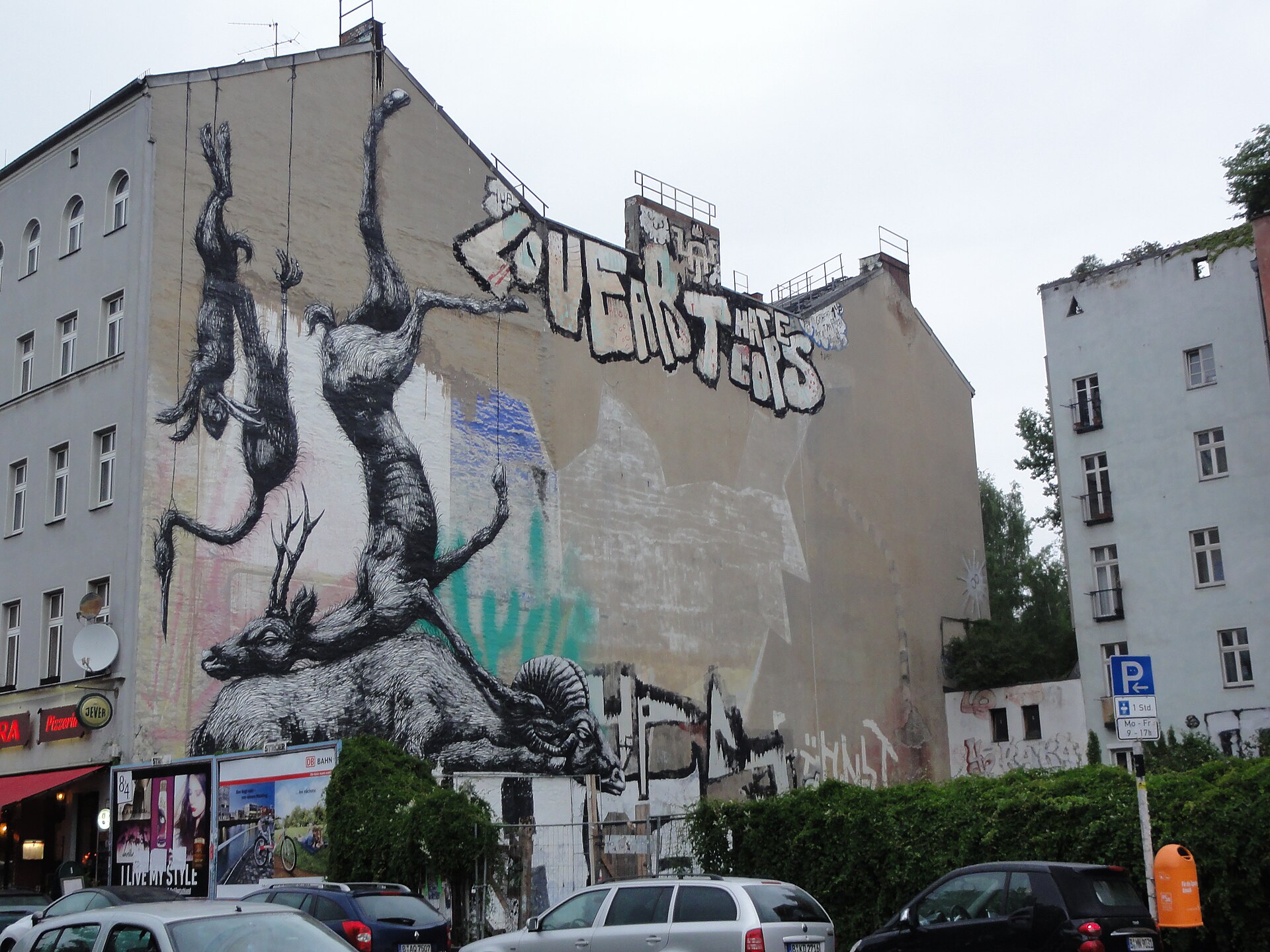 Stort gatekunstmaleri på en brannmur i Kreuzberg