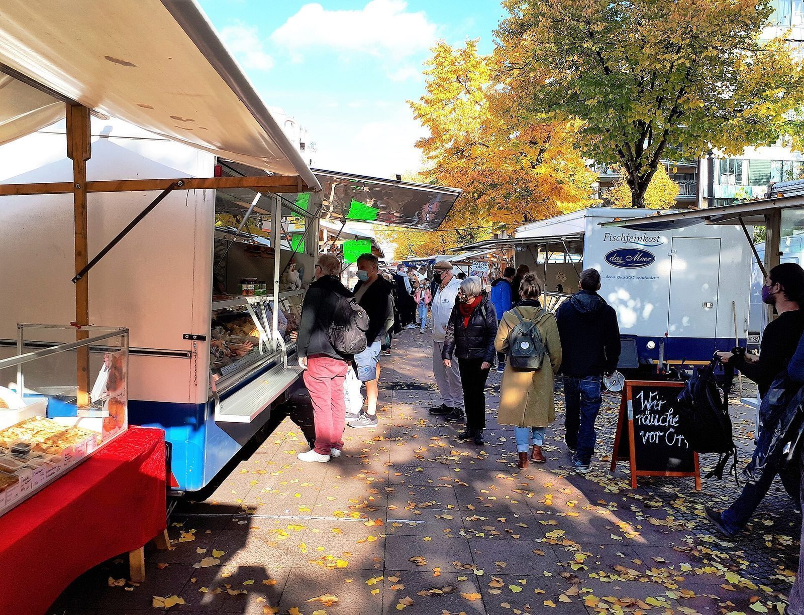 Markedsboder med fisk og bakevarer pa Winterfeldtmarkt en hostdag