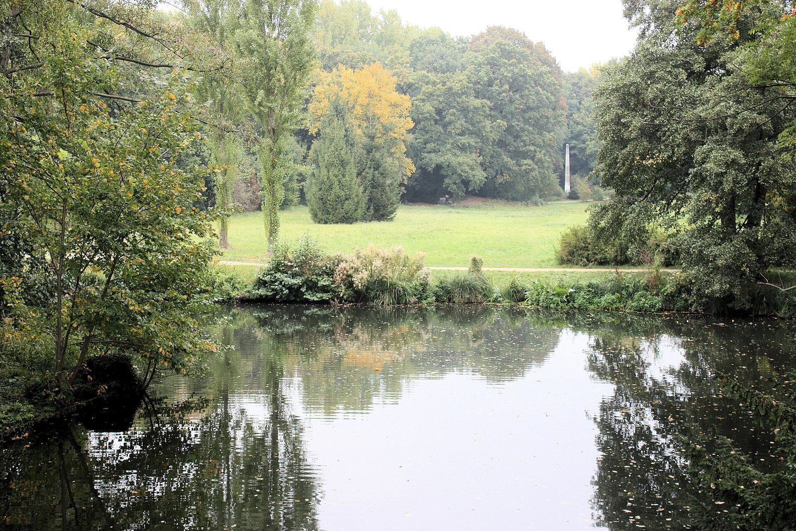 Dammen i slottsparken ved Charlottenburg med obelisken speilet i vannet