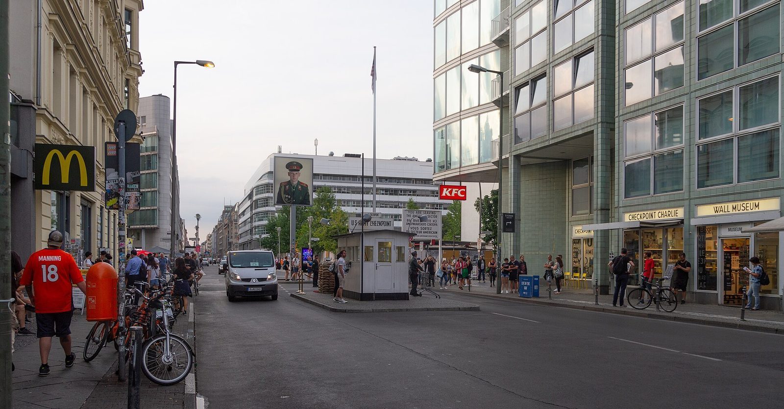 Friedrichstrasse ved Checkpoint Charlie, der vaktbua er omgitt av butikker og hurtigmatkjeder