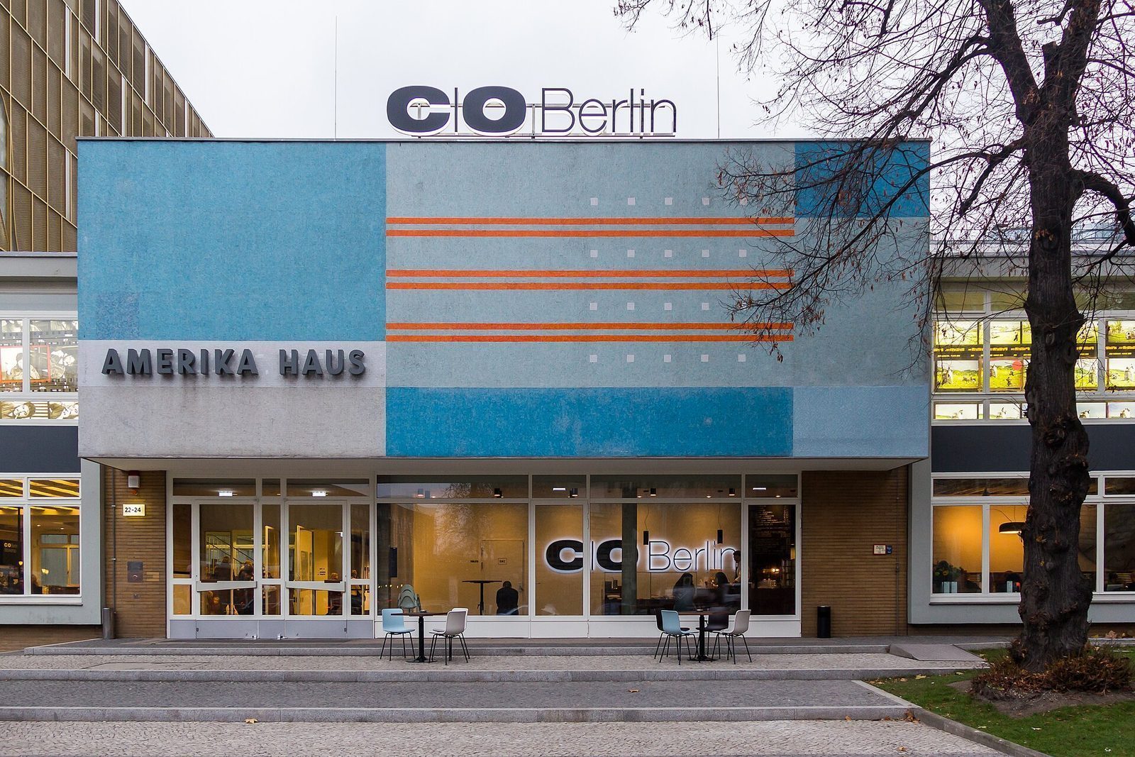 C/O Berlin i det gamle Amerika Haus, med navneskilt og et stilisert amerikansk flagg i mosaikk på fasaden
