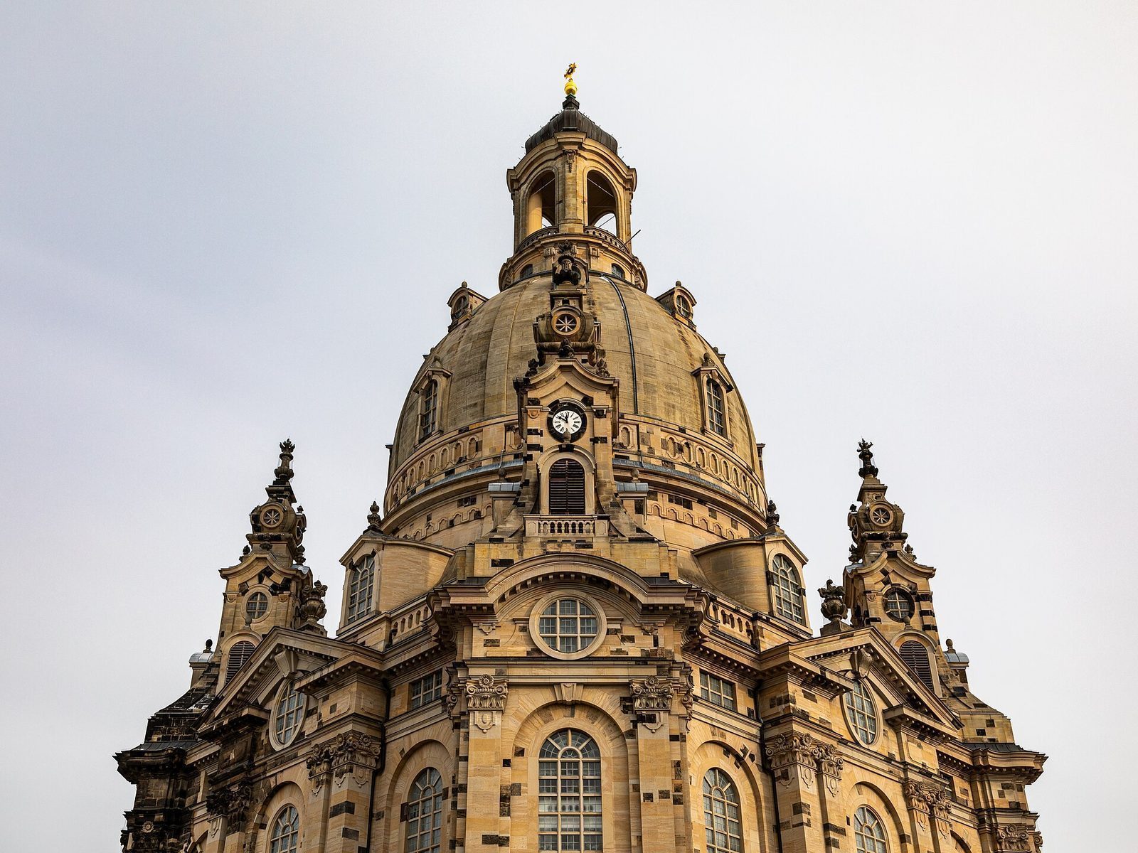 Frauenkirche i Dresden med den gjenoppbygde steinkuppelen og lanterna på toppen