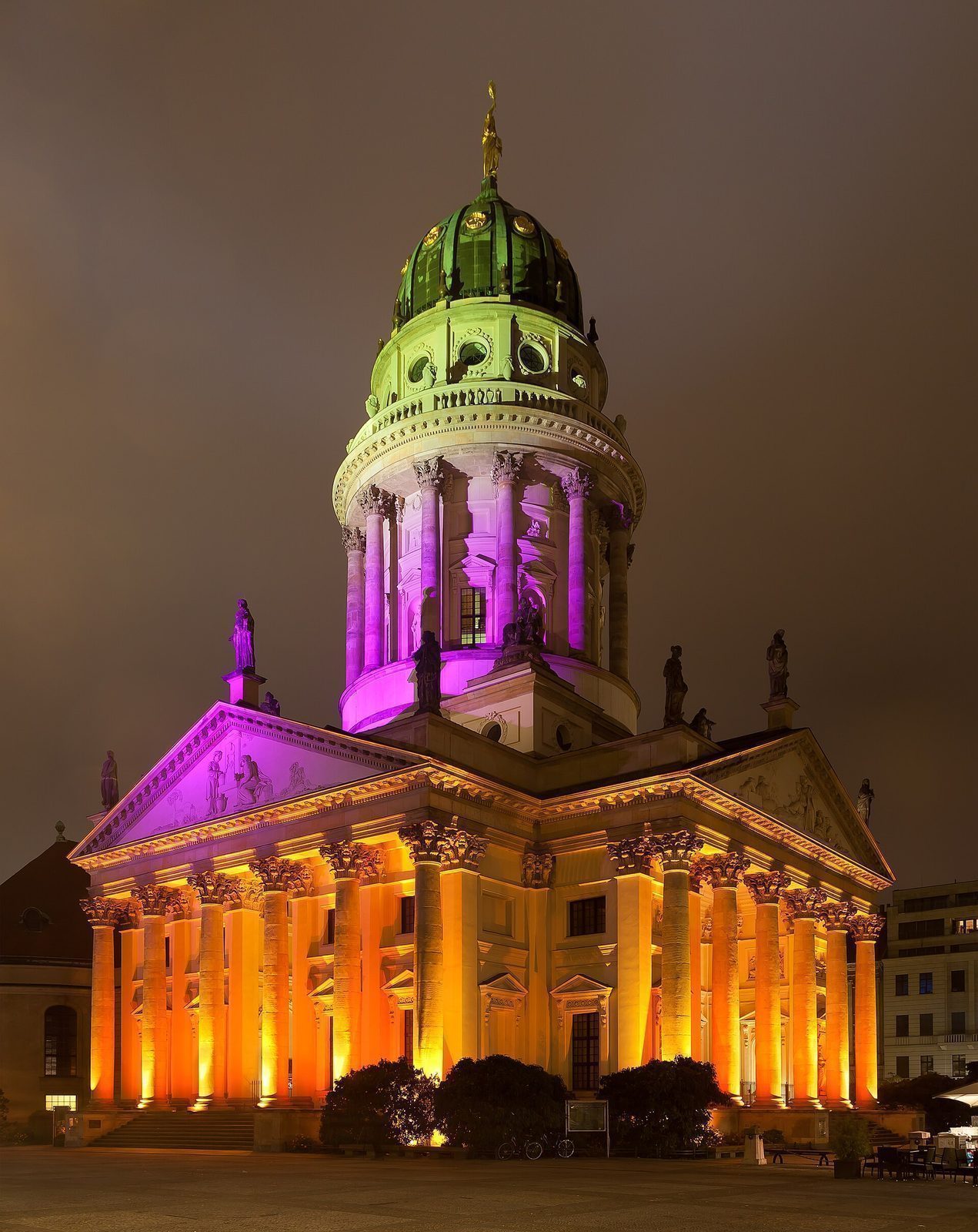 Französischer Dom badet i lilla og oransje lys under Festival of Lights