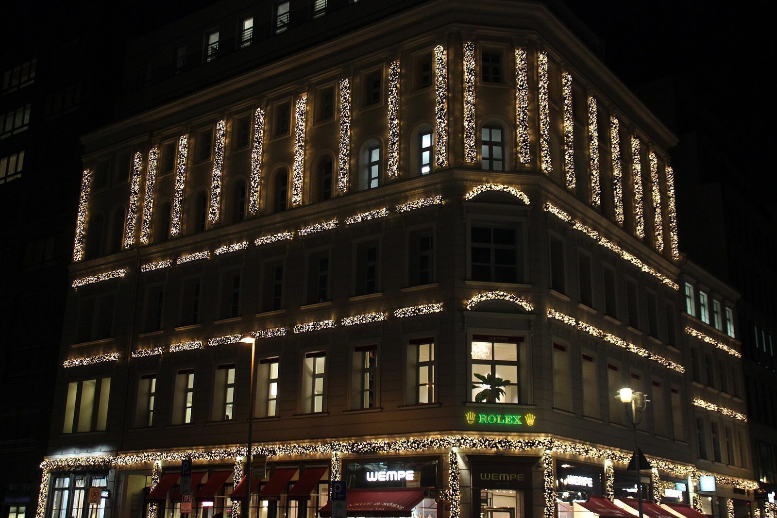 Hjørnegård i Friedrichstraße pyntet med julelys langs alle gesimser