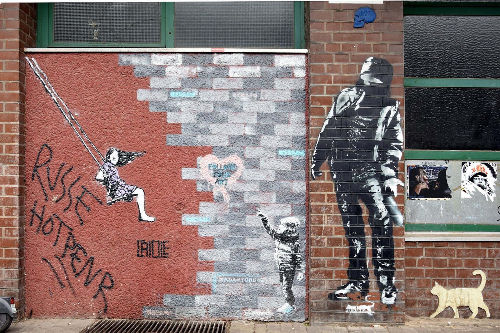 Fargerik gatekunst på husveggene langs Bülowstraße i Schöneberg