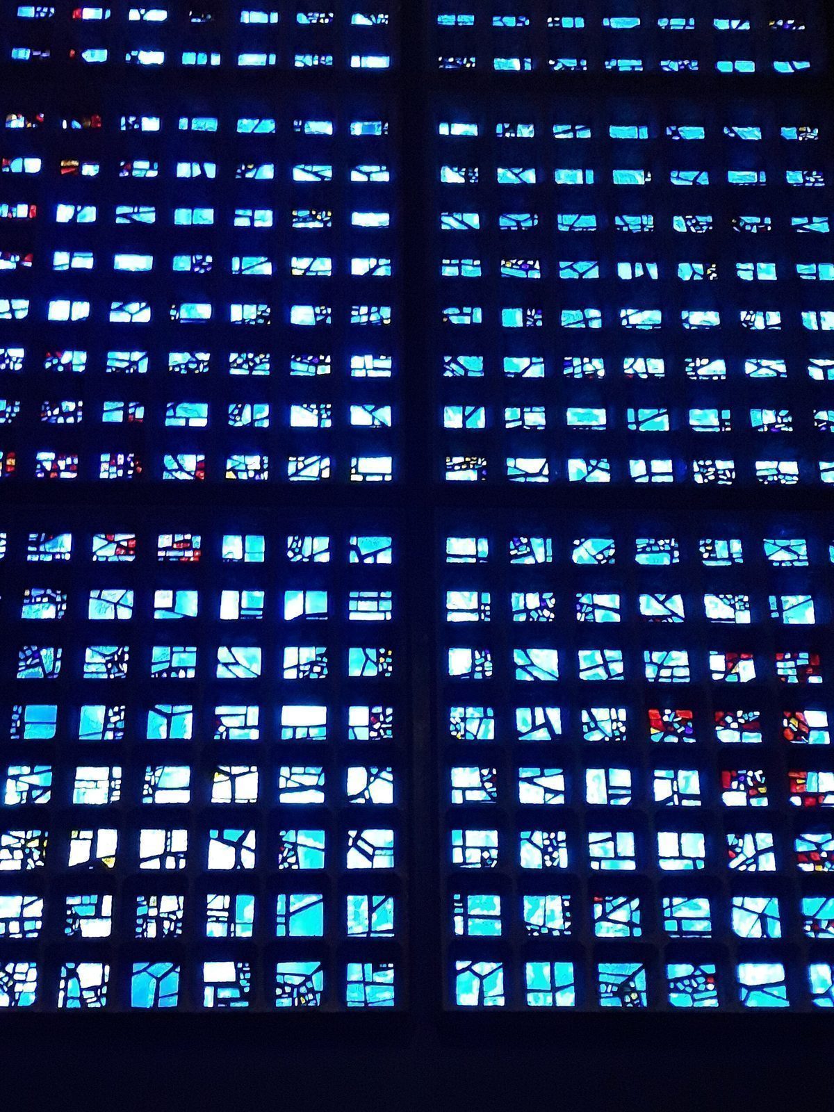 Den blå glassveggen i den nye kirken ved Gedächtniskirche, satt sammen av tusenvis av glassbiter