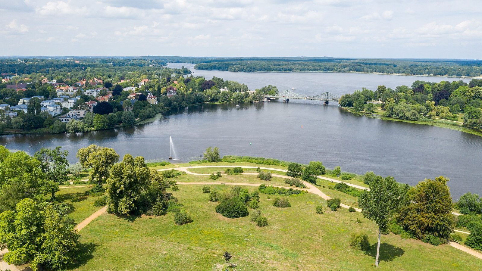 Vidvinkel over Glienicker Brücke som forbinder Berlin og Potsdam over Havel, med park i forgrunnen