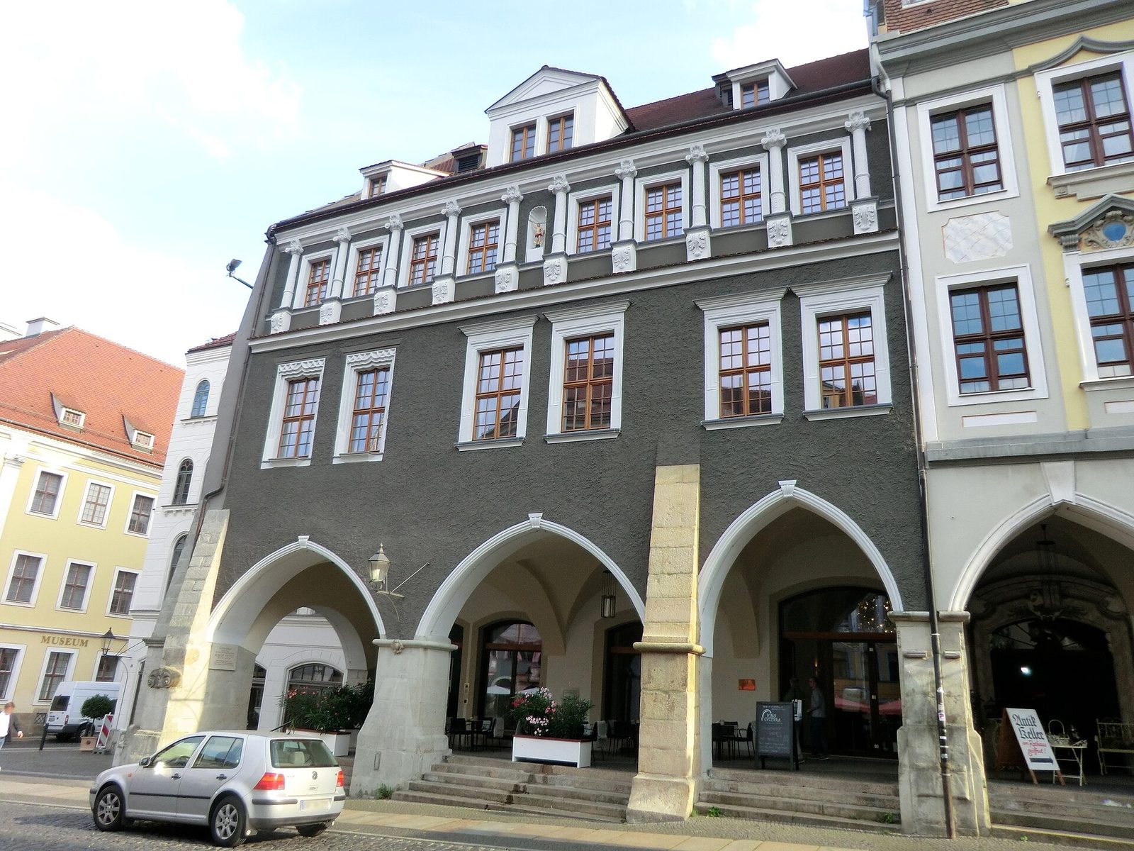Et arkadehus med spissbuer og fortauskafe ved Untermarkt i Görlitz