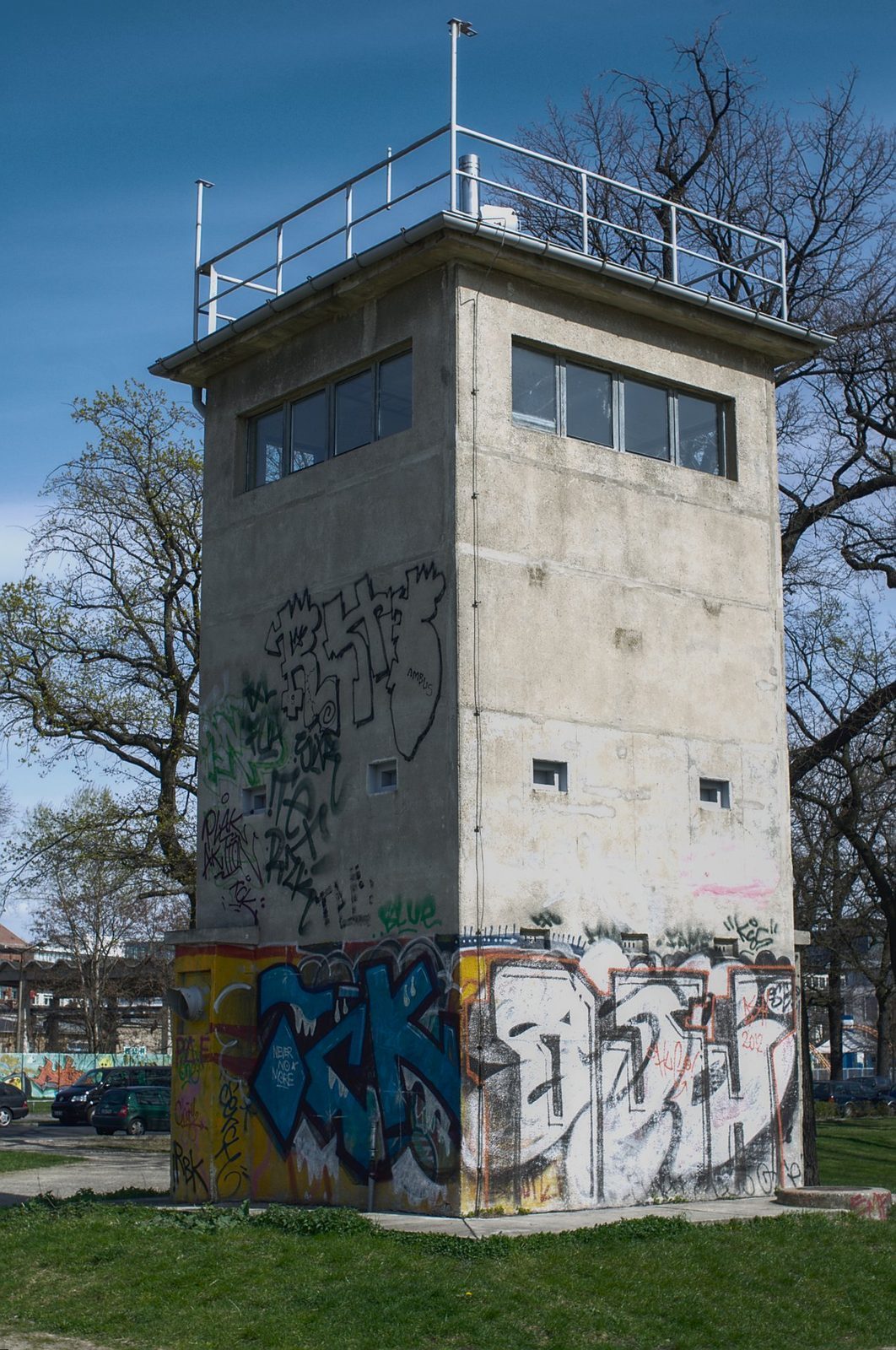 Bevart DDR-vakttårn av betong ved Schlesischer Busch i Treptow, dekket av graffiti