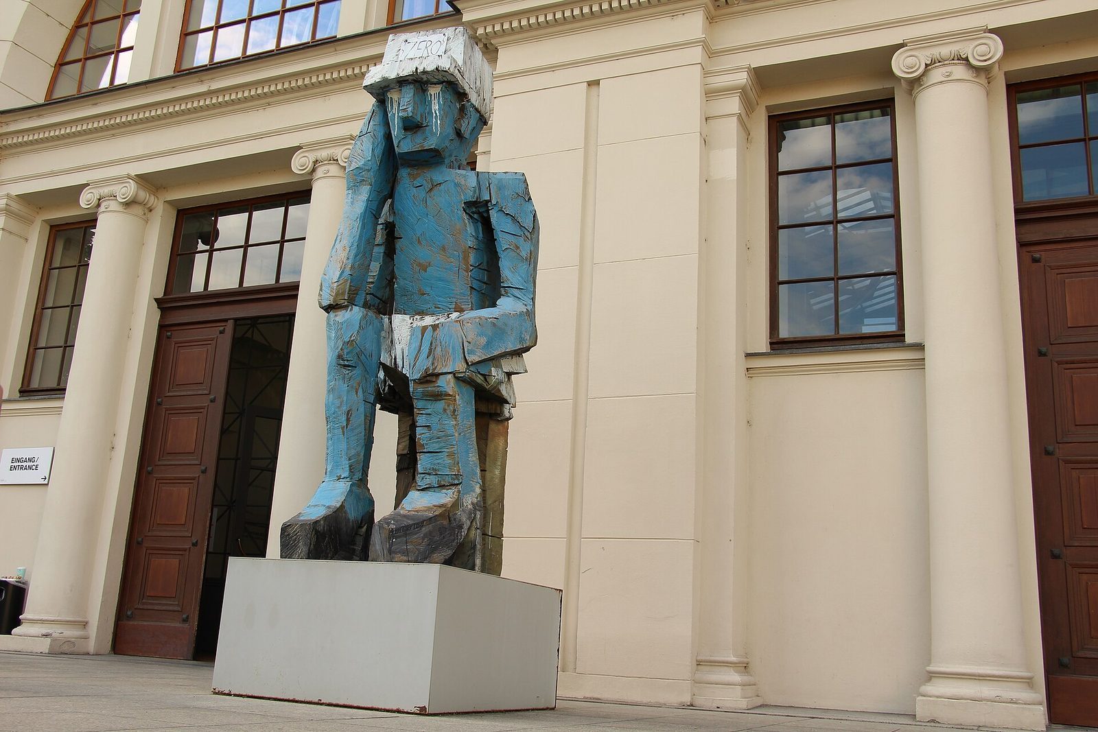 Bla treskulptur ved soyleinngangen til Hamburger Bahnhof, museet for samtidskunst