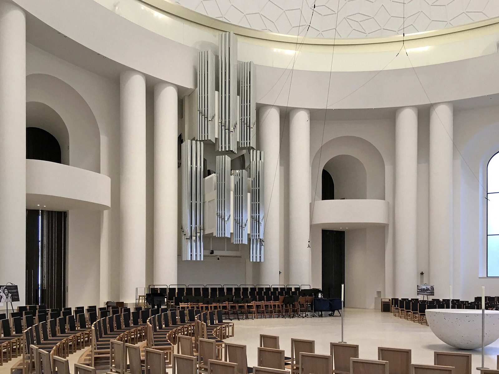 Det nyrestaurerte, runde kirkerommet i St. Hedwig med lyst kassett-tak, buet galleri og et svevende sølvfarget orgel