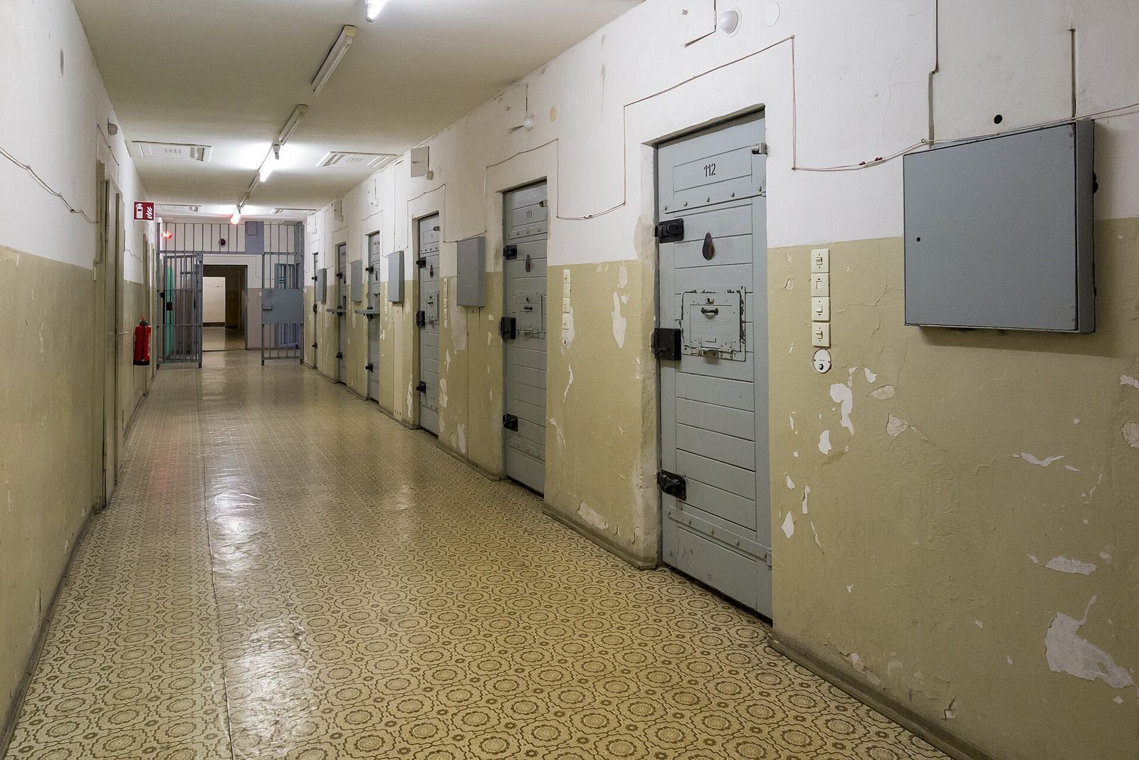 Cellegang i det tidligere Stasi-fengselet i Hohenschönhausen, med rader av lukkede celledører