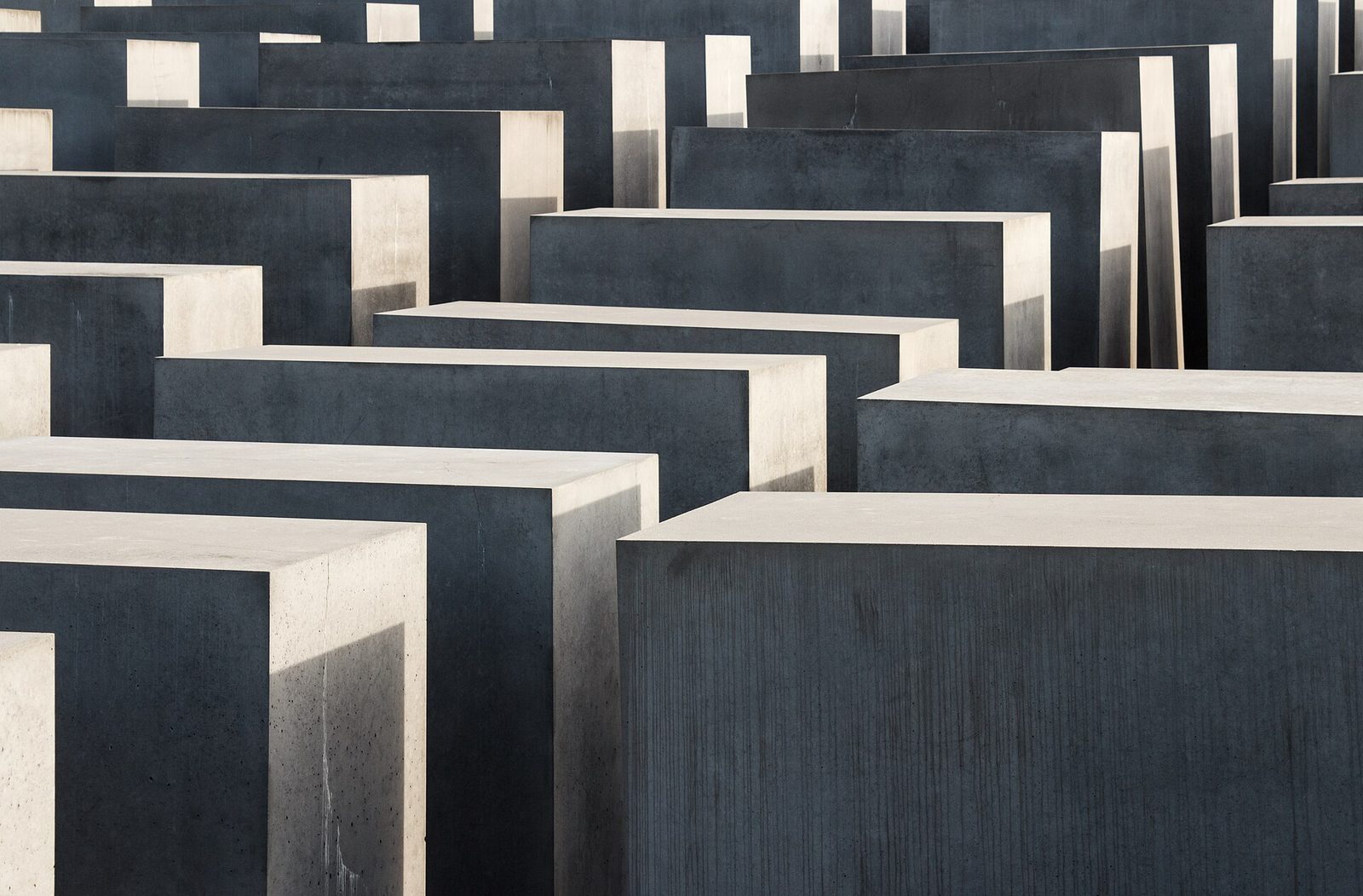 Nærbilde av stelene i Holocaust-minnesmerket, med de smale gangene mellom betongblokkene
