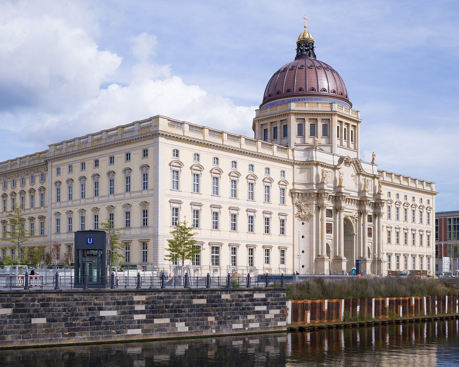 Den rekonstruerte barokkfasaden på Berliner Schloss med kuppelen, sett fra Spree-siden