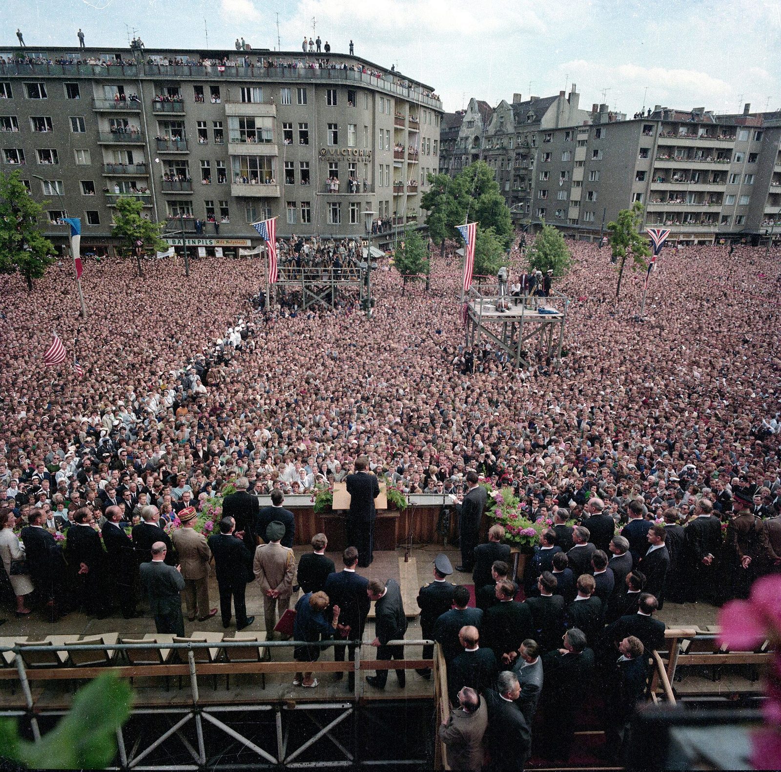John F. Kennedy taler til en enorm folkemengde utenfor Rathaus Schöneberg i 1963