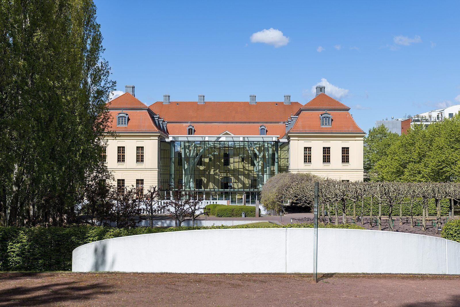 Glassgården mellom fløyene i den gamle Kollegienhaus, sett fra hagen bak museet