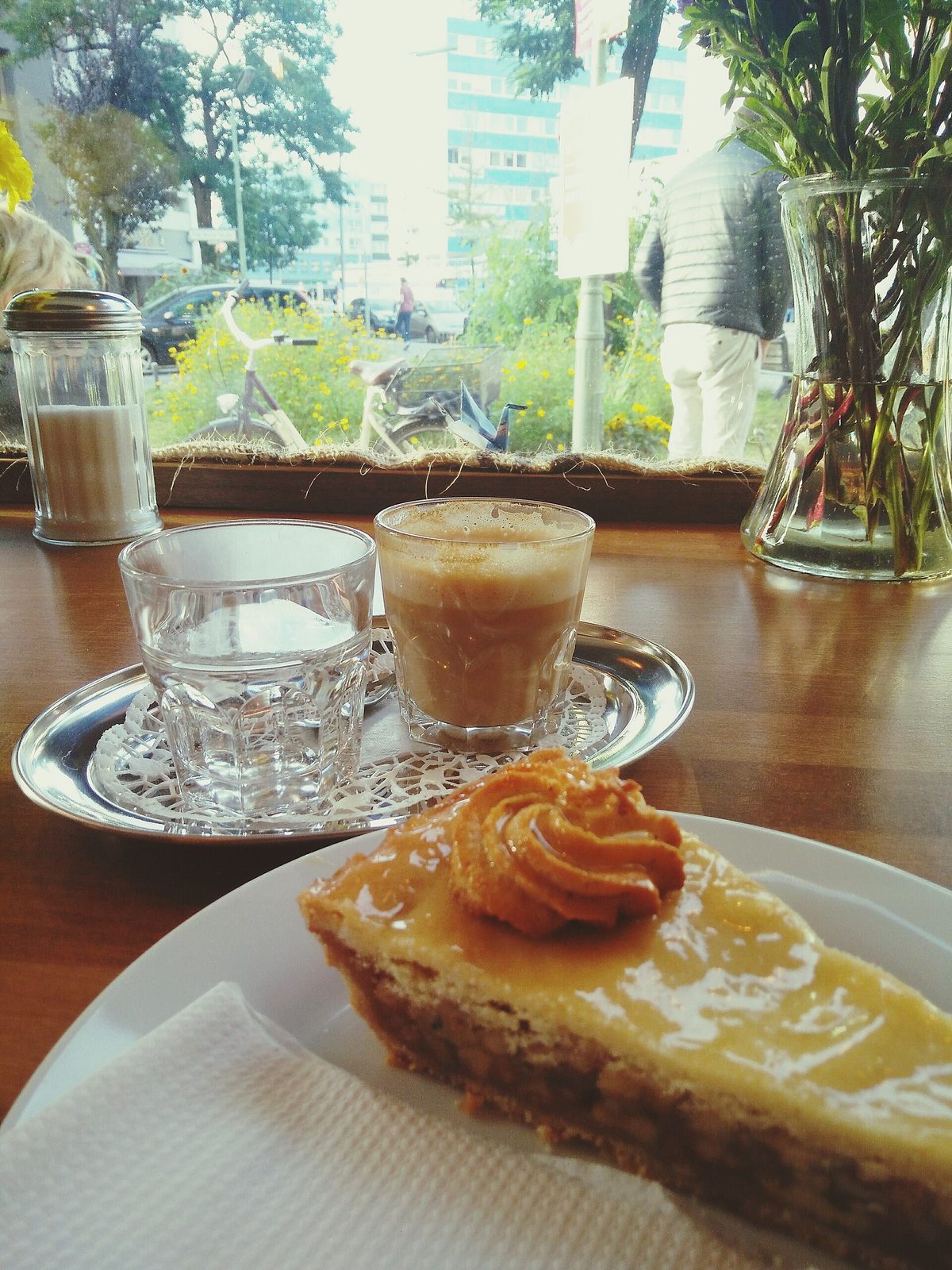 Nøttekake på kakefat i en berlinsk kafé