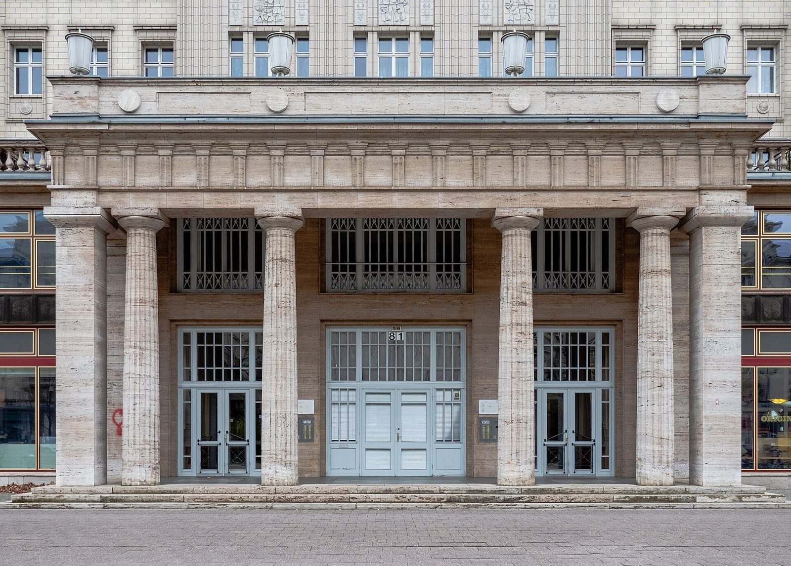 Søyleportal i Karl-Marx-Allee, DDRs prestisjeboulevard i sukkerbakerstil