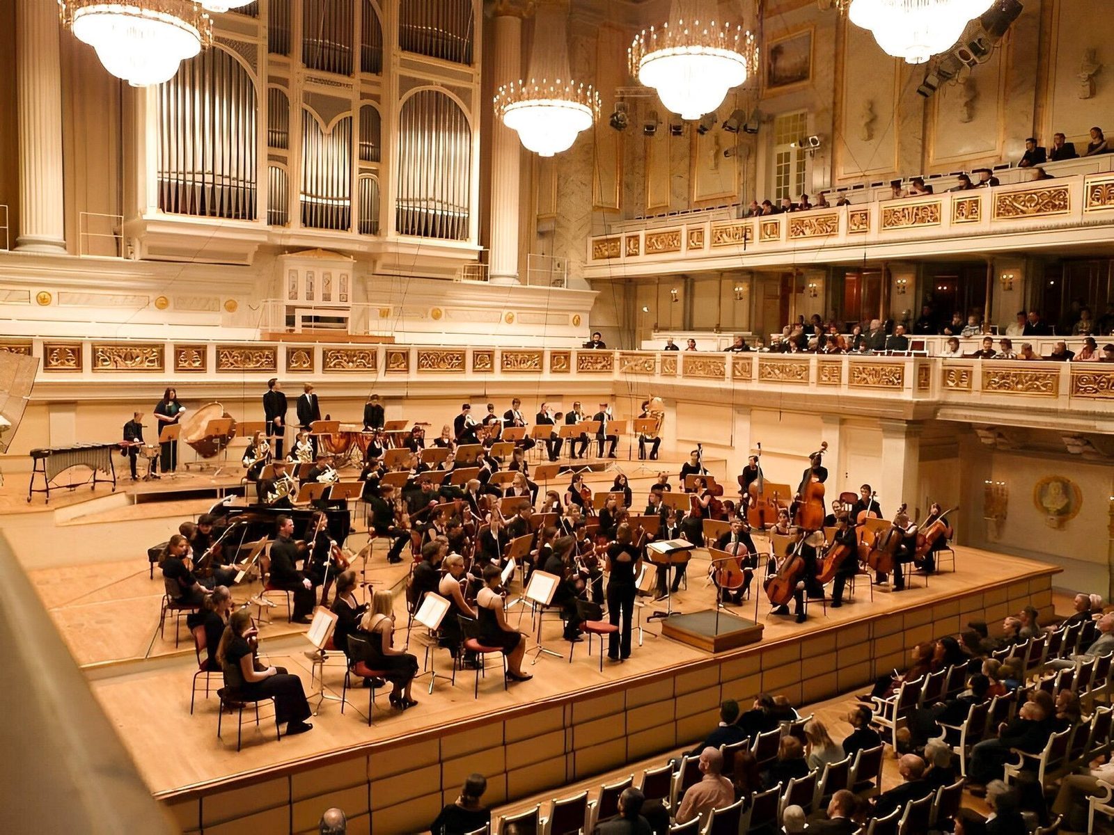 Den store salen i Konzerthaus pa Gendarmenmarkt med orkester pa scenen under det store orgelet