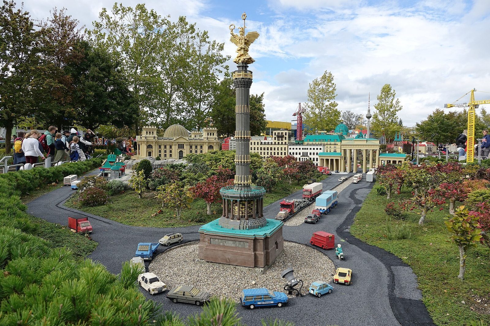 Lego-modeller av Berlin-landemerker som Seiersstøtten, Brandenburger Tor og Fernsehturm, bygget i klosser i et Lego-miniland