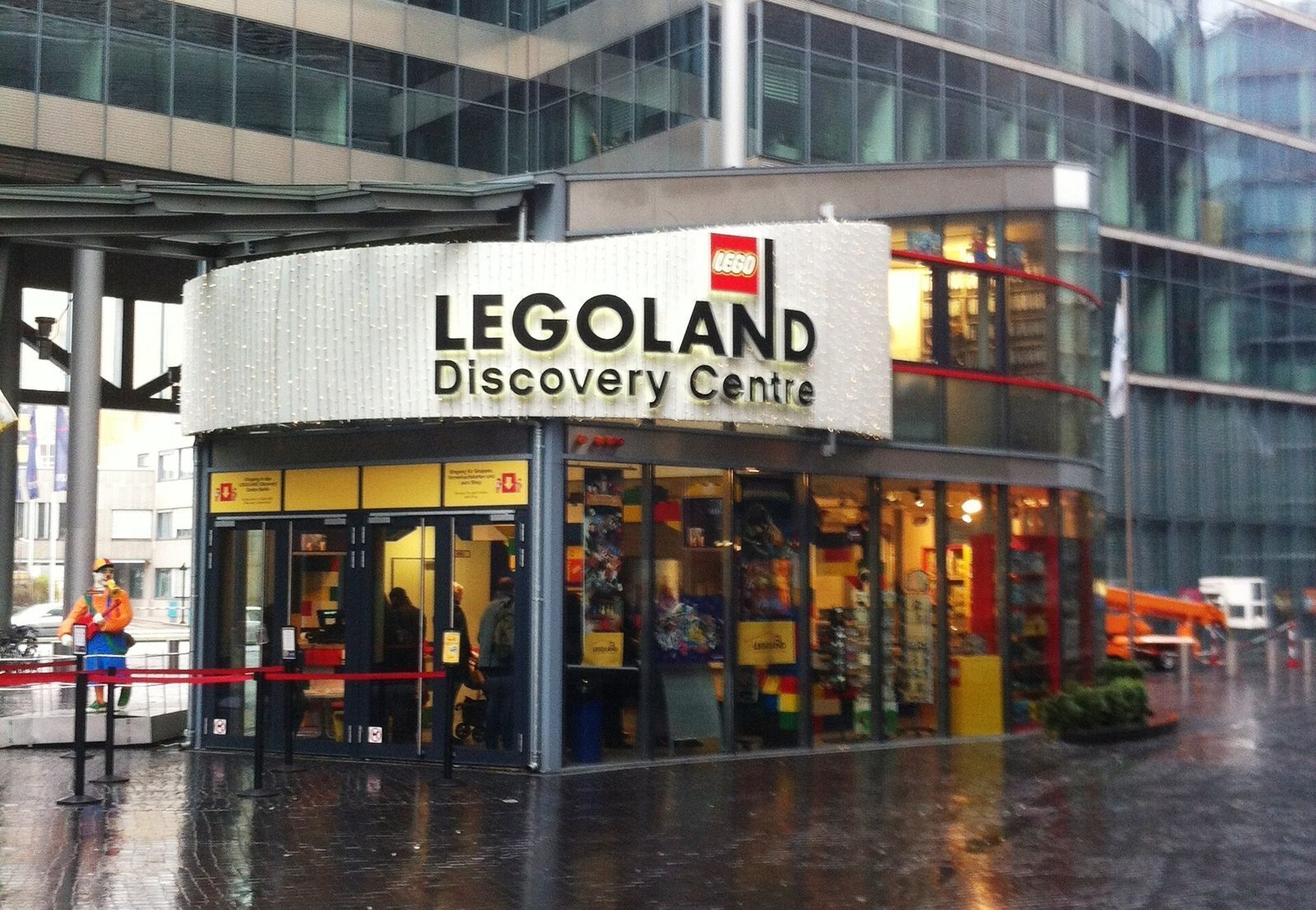 Inngangen til Legoland Discovery Centre ved Potsdamer Platz på en våt dag