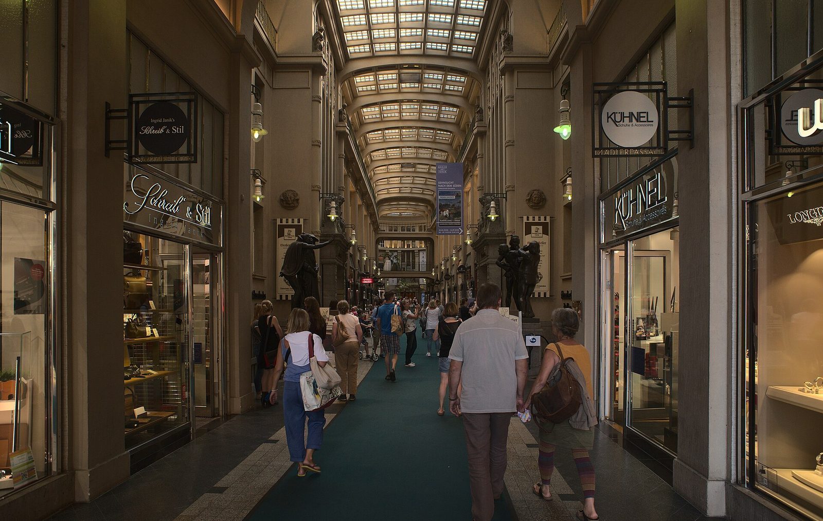 Glasstaket og butikkene i Mädlerpassage, den overbygde handlepassasjen i Leipzig sentrum