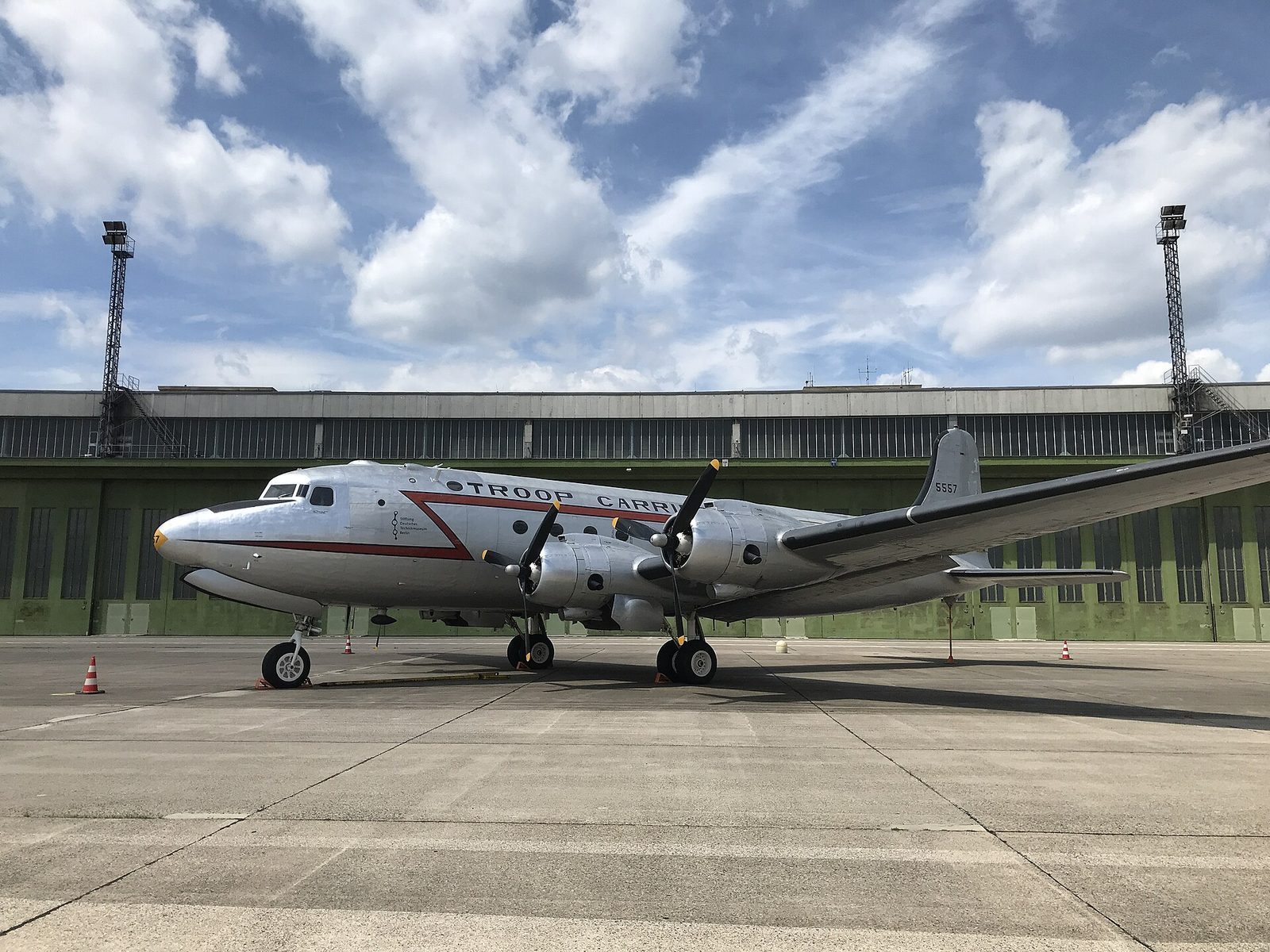 En bevart C-54 «rosinbomber» parkert foran hangaren på Tempelhof