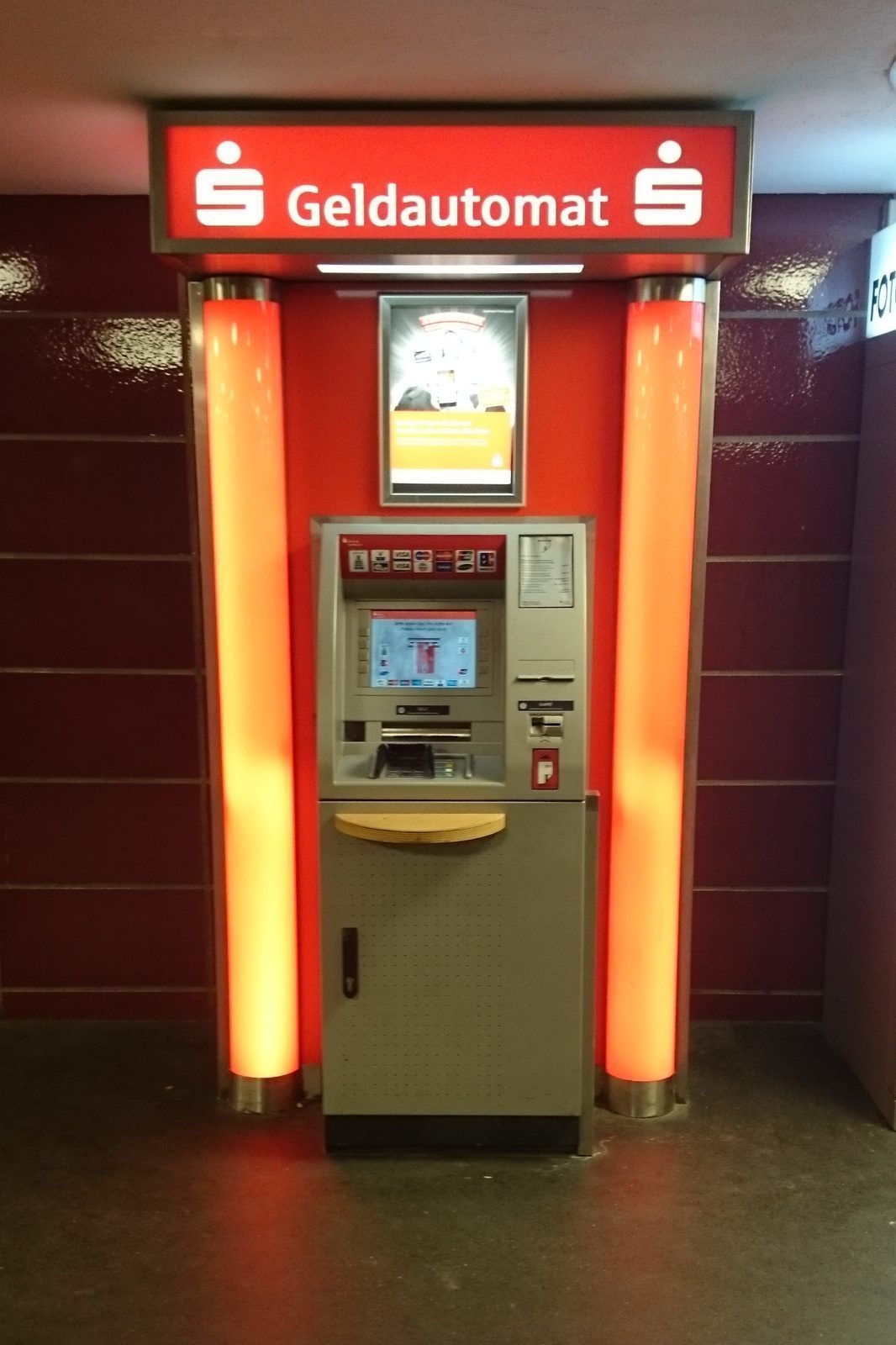 Rød minibank fra Sparkasse i en berlinsk gatefasade