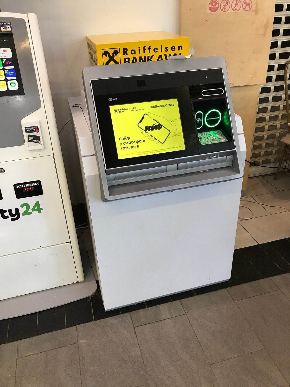 En bankautomat med skjerm og tastatur for kort- og kontantuttak