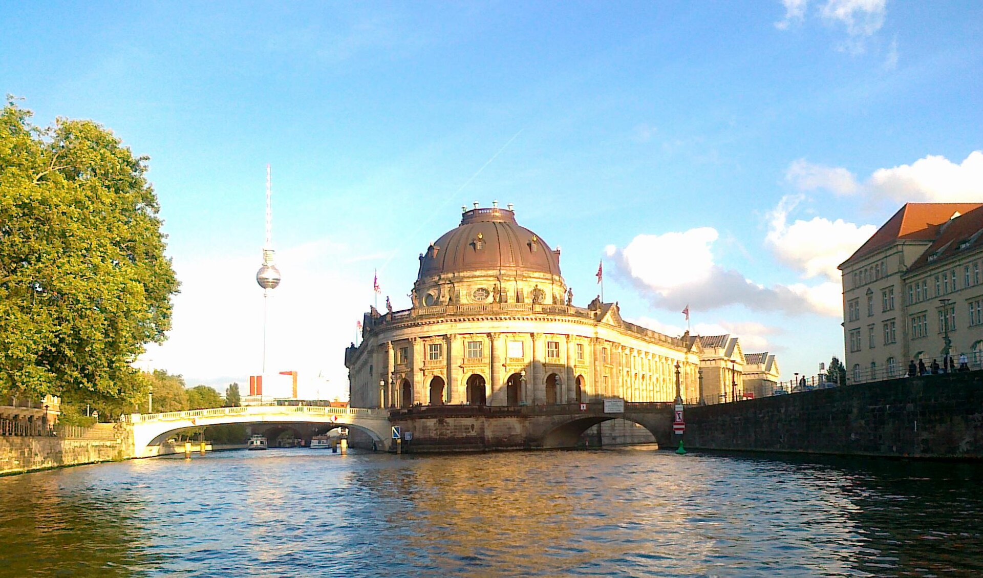 Bode-Museum sett fra Spree i dagslys, med Fernsehturm bak