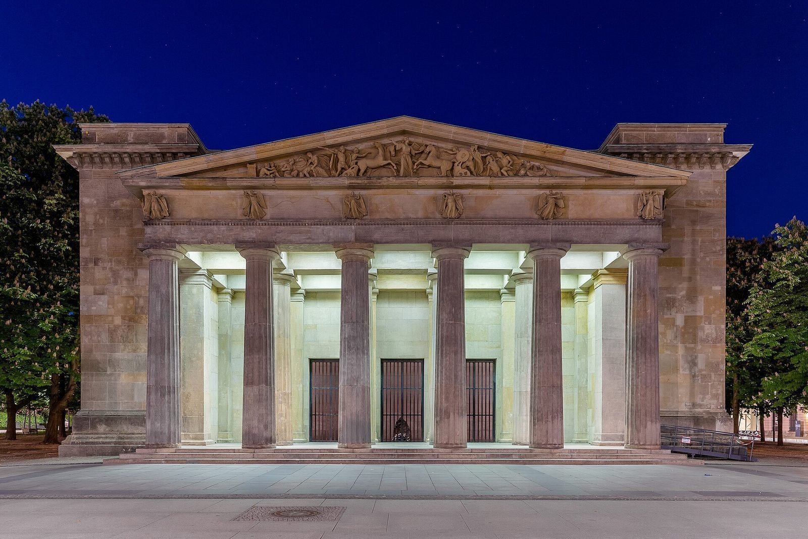 Neue Wache i Unter den Linden opplyst om kvelden bak den doriske søyleportikoen